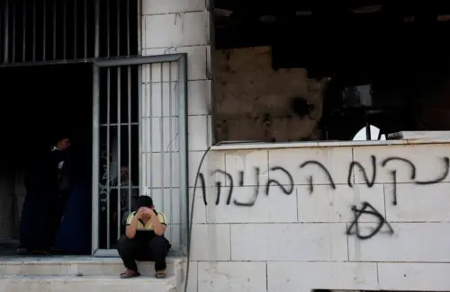 Pemukim Israel Bakar Dua Masjid dan Coret Grafiti di Tepi Barat, Militer Lakukan Perburuan