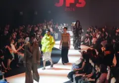 Kolaborasi Desainer Indonesia-Prancis Lahirkan Kreasi Batik Mojokerto dan Tenun Lombok