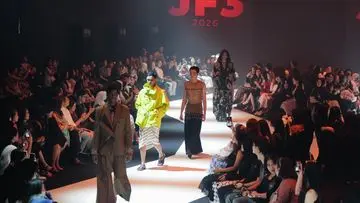 Kolaborasi Desainer Indonesia-Prancis Lahirkan Kreasi Batik Mojokerto dan Tenun Lombok
