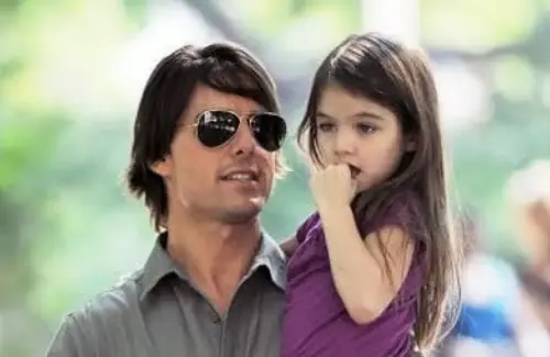 Suri Cruise Ganti Nama Belakang Jadi Noelle, Jauh dari Bayang-bayang Ayah