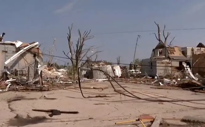 Tornado Ngamuk di Wisconsin Timur: Ribuan Warga Terdampak, Infrastruktur Rusak Parah
