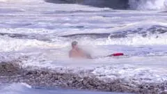 Aksi Heroik Penjaga Pantai Remaja Selamatkan Bocah Terseret Ombak di California