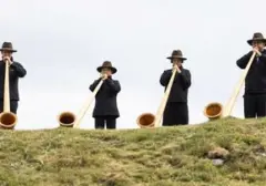 Ratusan Pemain Alphorn Bersatu Meriahkan Festival Internasional di Pegunungan Alpen Swiss