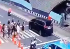 Toyota Alphard Terobos Zebra Cross Bundaran HI, Pajak STNK Mati