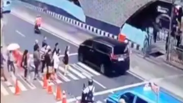 Toyota Alphard Terobos Zebra Cross Bundaran HI, Pajak STNK Mati