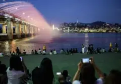 Air Mancur Pelangi di Sungai Han Seoul Pukau Ribuan Penonton