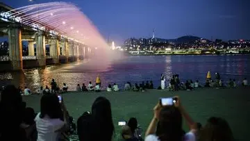 Air Mancur Pelangi di Sungai Han Seoul Pukau Ribuan Penonton