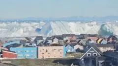 Gunung Es Raksasa Terbalik Dekat Pesisir Greenland, Hasilkan Gelombang Besar