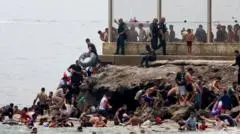 Ratusan Migran Nekat Berenang dari Maroko ke Ceuta, Spanyol