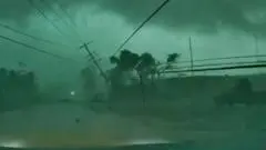 Tornado Terjang Wisconsin: Tiang Listrik Runtuh Timpa Mobil Terekam Dashcam