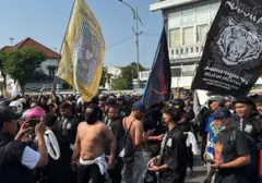 Ribuan Anggota PSHT Geruduk Kantor Debt Collector di Surabaya, 1 TNI Terluka Akibat Bentrokan