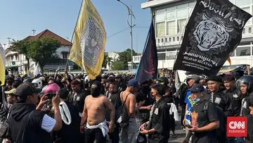 Ribuan Anggota PSHT Geruduk Kantor Debt Collector di Surabaya, 1 TNI Terluka Akibat Bentrokan