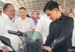 Gibran Rakabuming Raka Uji Coba Motor Listrik Rakitan Lokal Tangkas