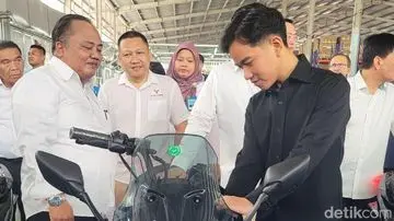 Gibran Rakabuming Raka Uji Coba Motor Listrik Rakitan Lokal Tangkas