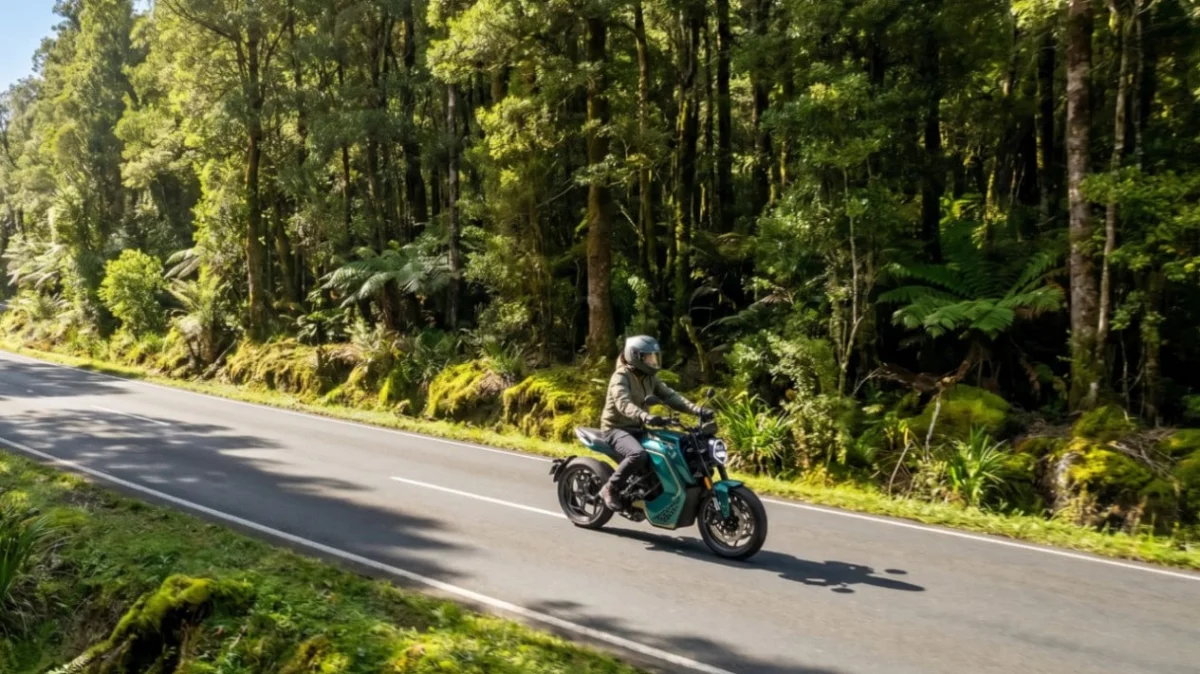 Terobosan Baru, Motor Listrik Kini Bisa Isi Daya di SPKLU Mobil