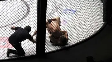 Usman Nurmagomedov Pertahankan Gelar Juara Kelas Ringan PFL dengan Kemenangan KO Brutal