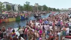 Amsterdam Penuh Sesak Sambut Parade Kapal Pride di Kanal