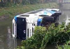 Minibus Peziarah Terjun ke Sungai Bondoyudo Lumajang Akibat Sopir Diduga Mengantuk