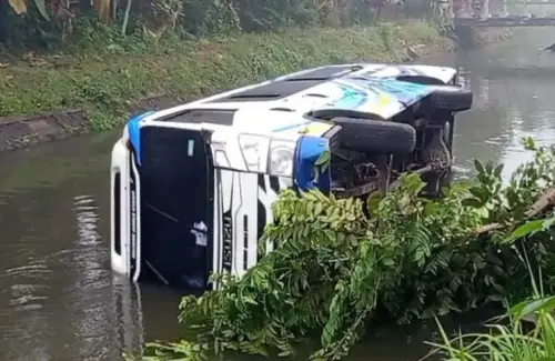 Minibus Peziarah Terjun ke Sungai Bondoyudo Lumajang Akibat Sopir Diduga Mengantuk