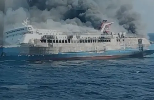 Kapal KM Mutiara Sentosa II Terbakar dalam Perjalanan Surabaya-Makassar, Penumpang Dievakuasi