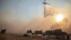 Dua Helikopter Pemadam Kebakaran Yunani Bertabrakan di Udara, Satu Terbakar