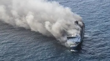 Tiga Sopir Truk Terjun ke Laut Selamatkan Diri dari Api di KM Mutiara Sentosa 2