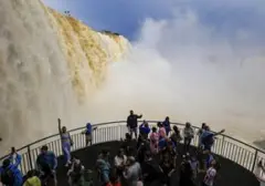 Debit Sungai Iguazu Melonjak, Air Terjun Iguazu Tampilkan Wajah Baru yang Dahsyat Pasca Hujan Deras