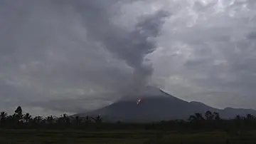 Gunung Semeru Luncurkan Lima Kolom Abu Vulkanik Pagi Tadi