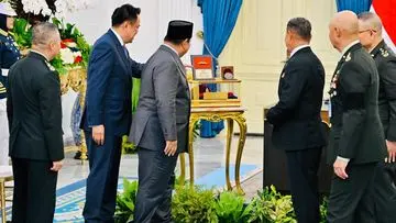 Prabowo Terima Medali Militer Thailand: Simbol Kehormatan dan Ikatan Strategis