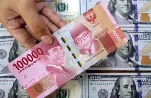 Rupiah Kembali Tertekan, Ditutup di Posisi Rp18.027 per Dolar AS