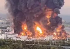 Kebakaran Gudang Logistik di Qingdao, Asap Hitam Pekat Selimuti Langit Kota