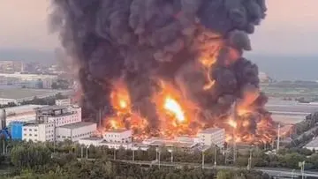 Kebakaran Gudang Logistik di Qingdao, Asap Hitam Pekat Selimuti Langit Kota