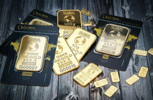 Emas Menguat Tajam, Didorong Anjloknya Harga Minyak Mentah