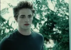 Suki Waterhouse Akui Belum Pernah Tonton Film "Twilight" yang Mempopulerkan Robert Pattinson
