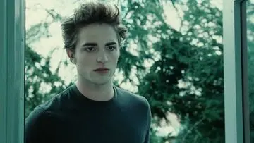 Suki Waterhouse Akui Belum Pernah Tonton Film "Twilight" yang Mempopulerkan Robert Pattinson