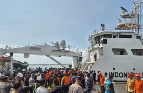 Api KMP Mutiara Sentosa II Terdeteksi dari Buritan, Evakuasi Penumpang Terkendala