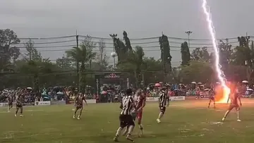 Petir Sambangi Golok FA Cup 2026, Satu Pemain Thailand Tewas, Delapan Luka