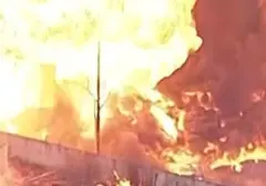 Api Melalap Pabrik Kimia di Sao Paulo, Brasil