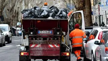 Keberuntungan Tak Terduga: Tukang Sampah Italia Temukan Tiket Lotre Rp20 Miliar di Tumpukan Sampah