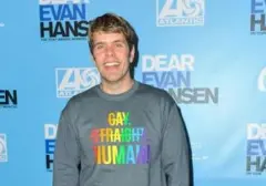 Perez Hilton Dirawat Pasca Insiden Live TikTok, Platform Akui Kesalahan Moderasi