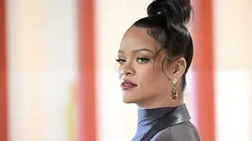 Rihanna Meriahkan Crop Over Festival Barbados dengan Kostum Bulu 'Gonjreng'