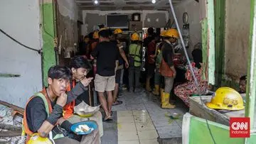 Aktivitas Warga Berlanjut di Tengah Penertiban Bangunan Karet Tengsin