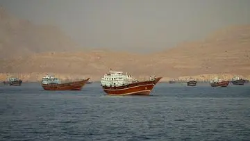 Lalu Lintas Selat Hormuz Merosot Tajam: Hanya 12 Kapal Lewati dalam Sehari