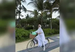 Syahrini Tampil Mencolok Bersepeda dengan Sandal Jepit Mewah Rp8 Juta