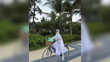 Syahrini Tampil Mencolok Bersepeda dengan Sandal Jepit Mewah Rp8 Juta
