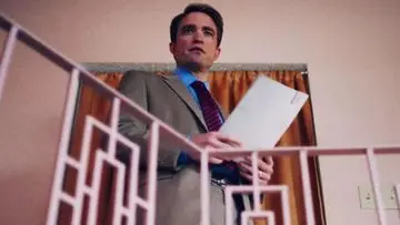 Robert Pattinson Ungkap Sisi Gelap Televisi di Trailer 'Primetime'