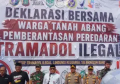 Warga Tanah Abang Serahkan Golok ke Wali Kota untuk Perangi Peredaran Obat Keras Ilegal