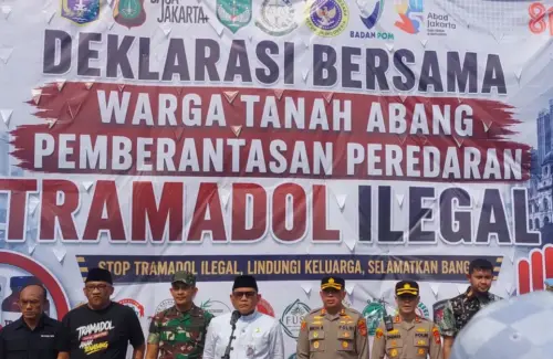 Warga Tanah Abang Serahkan Golok ke Wali Kota untuk Perangi Peredaran Obat Keras Ilegal