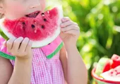 Atasi Sembelit Anak: 10 Pilihan Makanan Kaya Serat yang Aman Dikonsumsi