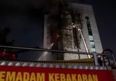 Petugas Damkar Lakukan Pendinginan di Gedung Bapenda DKI Jakarta Pascakebakaran